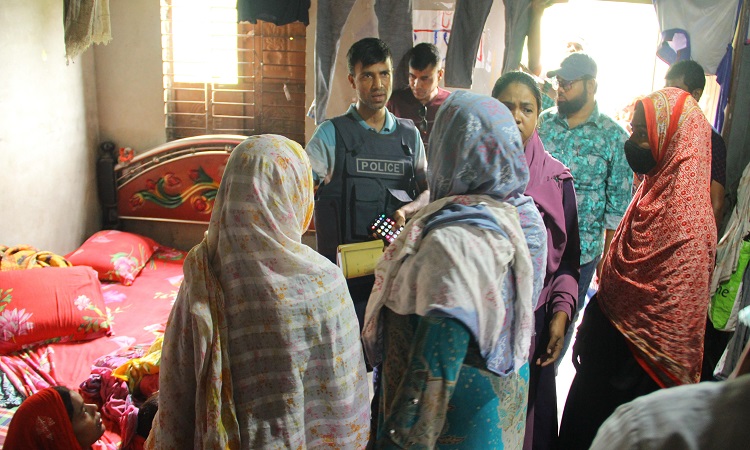 পাবনায় গৃহবধূর রহস্যজনক মৃত্যু, স্বামী-শ্বশুর-শাশুড়ি পলাতক