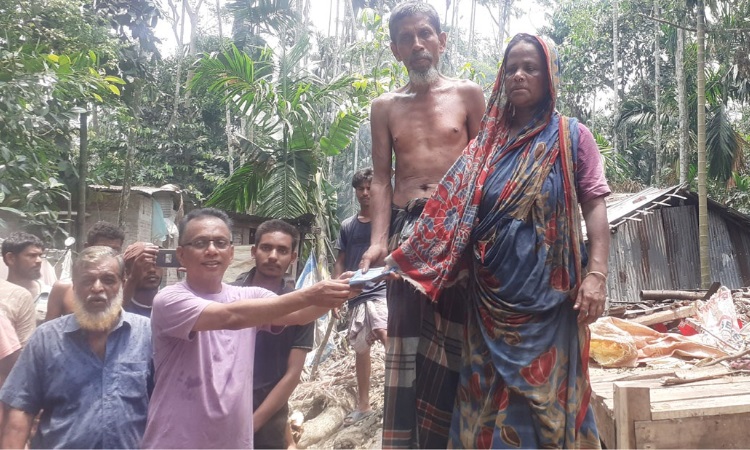 ইন্দুরকানীতে ঘূর্ণিঝড় রেমালে ক্ষতিগ্রস্তদের ত্রাণ বিতরণ