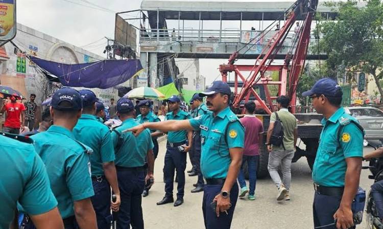 রাজধানীর নিউমার্কেটের ফুটপাত ও সড়ক দখলমুক্ত করলো পুলিশ