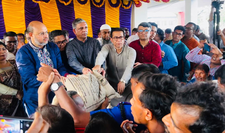 ঘূর্ণিঝড় রেমালে ক্ষতিগ্রস্তদের মাঝে আ.লীগের ত্রাণ ও সমাজকল্যাণ বিষয়ক উপকমিটির ত্রাণ বিতরণ