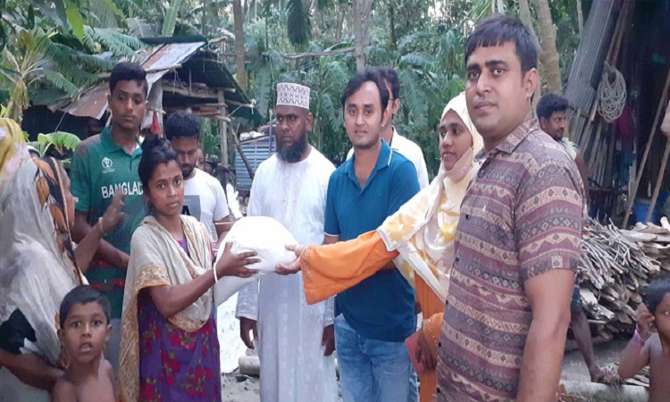 ইন্দুরকানীতে রেমালে ক্ষতিগ্রস্ত ৮০০ পরিবারে ত্রাণ বিতরণ