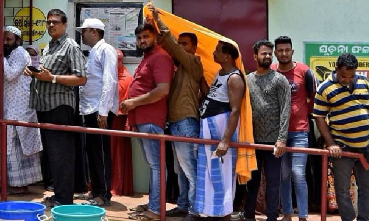 ভারতে ভোটের শেষ দিনে হিটস্ট্রোকে ৩৩ জন পোলিং কর্মীর মৃত্যু