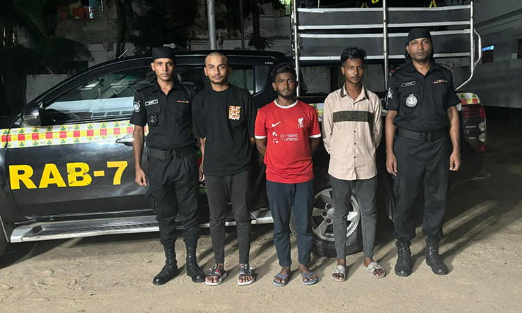 ফেনীতে কিশোর গ্যাং ‘পি.কে গ্রুপের প্রধানসহ আটক ৩