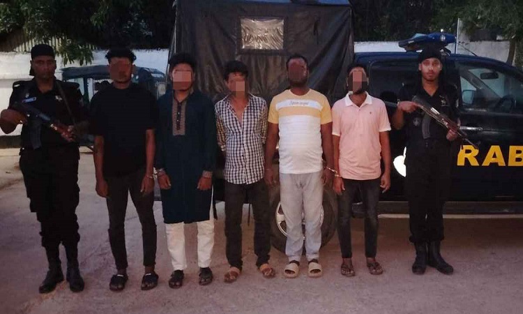কক্সবাজারে অস্ত্রসহ ৫ ডাকাত গ্রেফতার