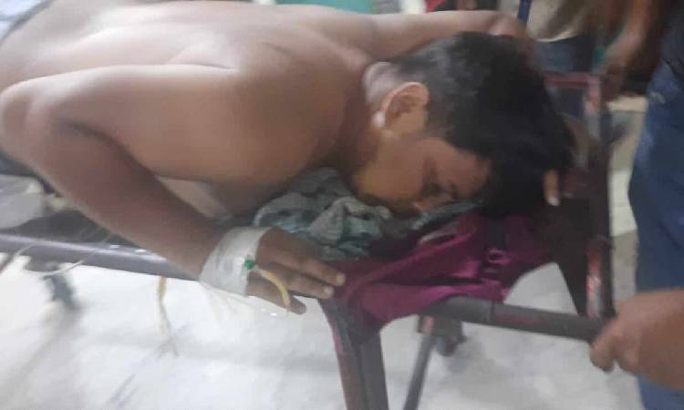 অস্ত্র পরিষ্কারের সময় দোকান কর্মচারী গুলিবিদ্ধ