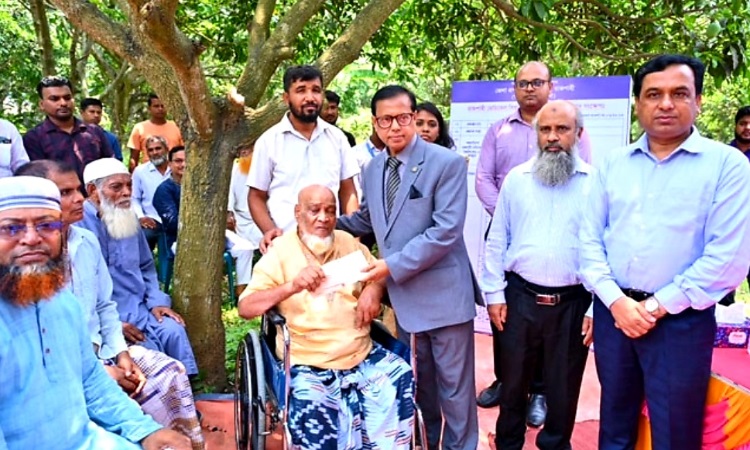 রাজশাহীর ৩০ ভূমি মালিক পেলেন ক্ষতিপূরণের চেক