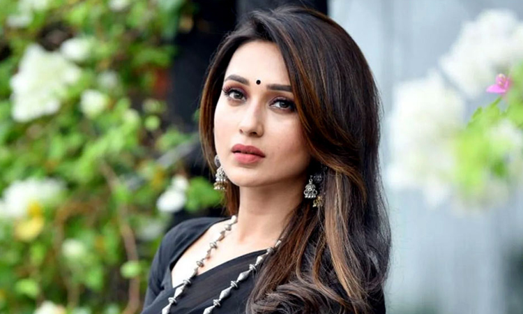 খুনসুটি করতে গিয়ে ‘ক্ষতবিক্ষত’ মিমি