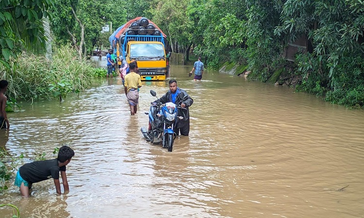 সুনামগঞ্জে টানা বৃষ্টি ও পাহাড়ি ঢলে তলিয়ে গেছে রাস্তাঘাট, ভোগান্তিতে দুই লাখ মানুষ
