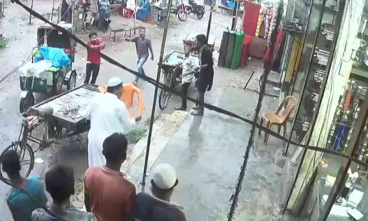 নরসিংদীতে চাঁদা না দেওয়ায় প্রকাশ্যে ব্যবসায়ীকে গুলি