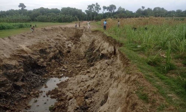 রাজশাহীতে ফসলি জমিতে পুকুর খননে বাধা দেয়ায় হুমকি
