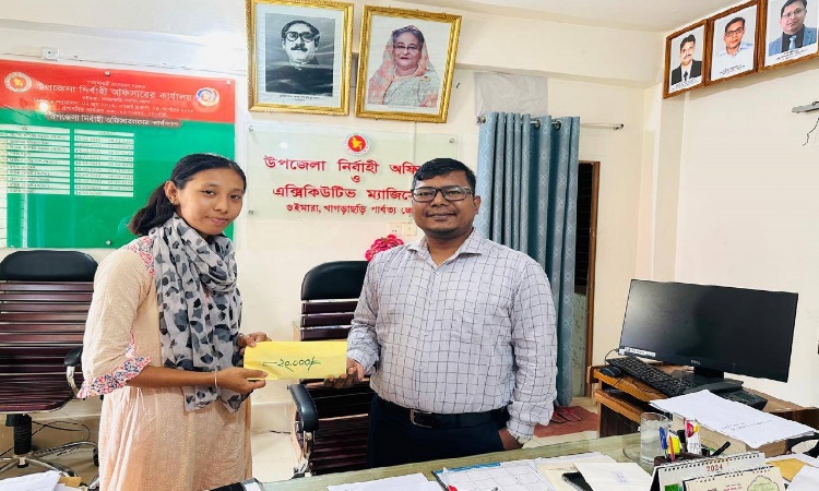 সম্মানীর টাকা দিয়ে মেধাবী শিক্ষার্থীর পাশে ইউএনও