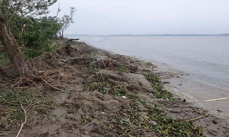 টেকসই বেড়িবাঁধ না থাকায় আতঙ্ক উৎকণ্ঠায় ইন্দুরকানীর উপকূলবাসী