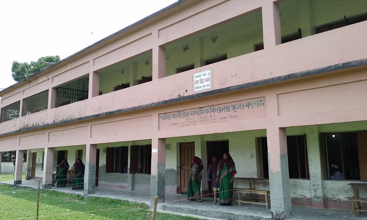 ভালুকায় ভোটার উপস্থিতি কম হলেও শান্তিপূর্ণভাবে ভোটগ্রহণ চলছে