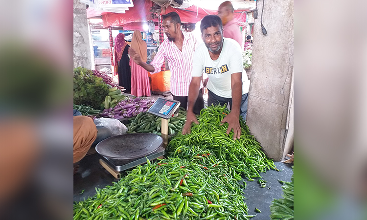 হিলি স্থলবন্দর দিয়ে মরিচ আমদানি বাড়লেও দাম কমেনি