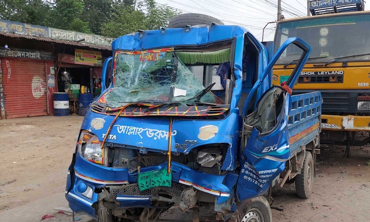 কা‌লিহাতীতে ট্রাকের পেছনে পিকআপভ্যানের ধাক্কা, নিহত ২