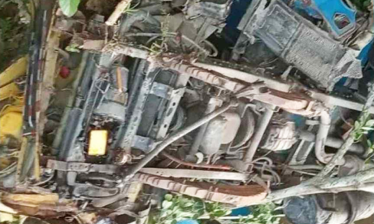 চৌদ্দগ্রামে নিয়ন্ত্রণ হারিয়ে ট্রাক খাদে, চালকের মৃত্যু