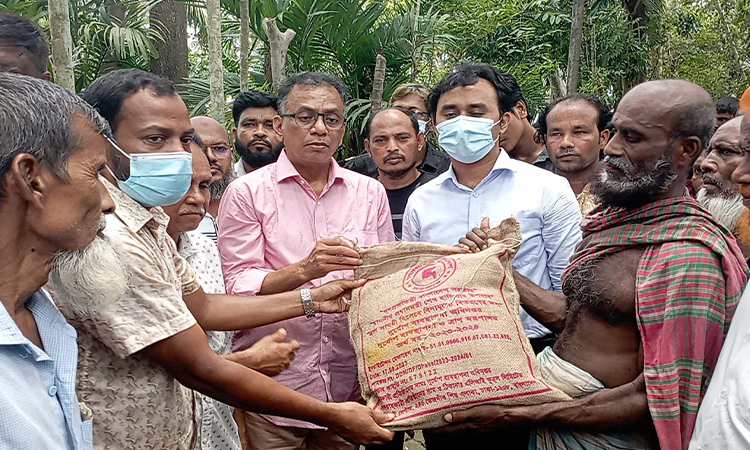 ইন্দুরকানীতে রেমালে ক্ষতিগ্রস্ত পরিবারের মাঝে ত্রাণ বিতরণ