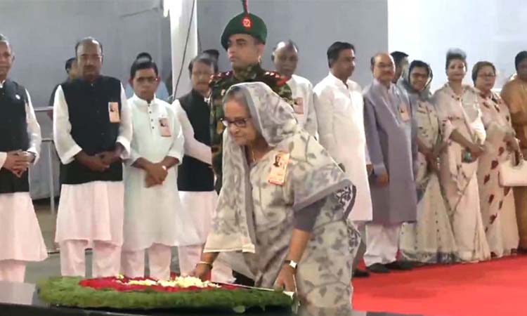 ৬ দফা দিবসে বঙ্গবন্ধুর প্রতিকৃতিতে প্রধানমন্ত্রীর শ্রদ্ধা