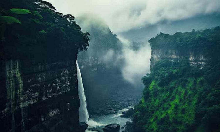 ছবির মতো সেজে বসে চেরাপুঞ্জি