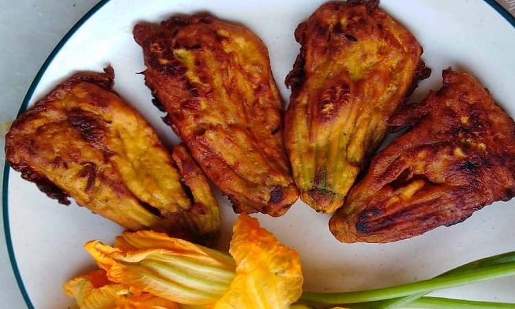 গরম ধোঁয়া ওঠা ভাতের সঙ্গে কুমড়ো ফুলের পুর ভরা
