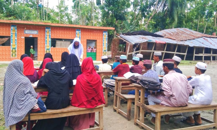 কাউখালীর জোলাগাতি মাদরাসায় খোলা আকাশের নিচে পাঠদান
