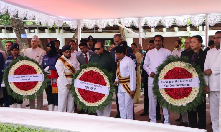 টুঙ্গিপাড়ায় বঙ্গবন্ধুর সমাধিতে বাংলাদেশ, নেপাল ও ভুটানের বিচারপতির শ্রদ্ধা