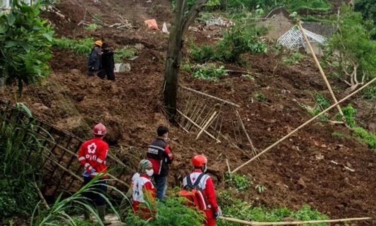 ভূমিধসে ইন্দোনেশিয়ার পূর্বাঞ্চলে নিহত ৪