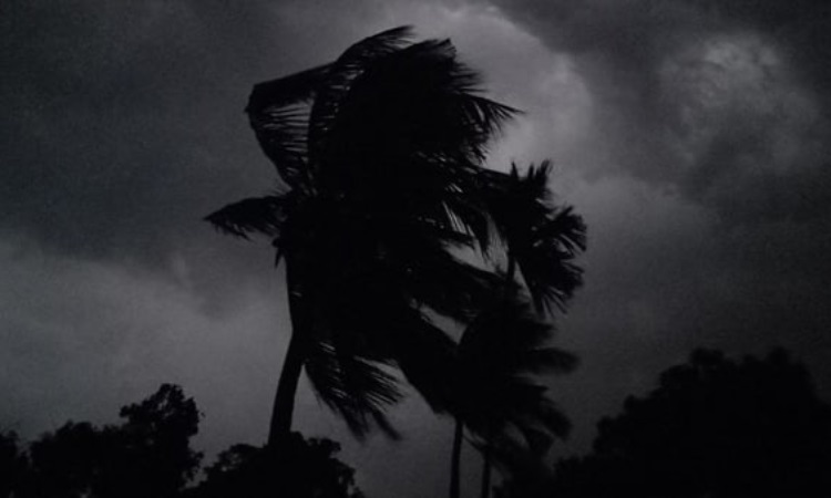 মধ্যরাতে যেসব অঞ্চলে ৬০ কিমি বেগে ঝড়
