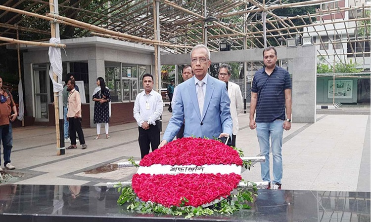 বঙ্গবন্ধুর প্রতিকৃতিতে প্রধানমন্ত্রীর নতুন প্রেস সচিবের শ্রদ্ধা