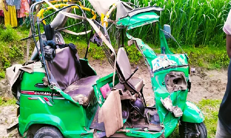 রংপুরে বাস ও থ্রি–হুইলার সংঘর্ষ, কলেজশিক্ষকসহ নিহত ৩