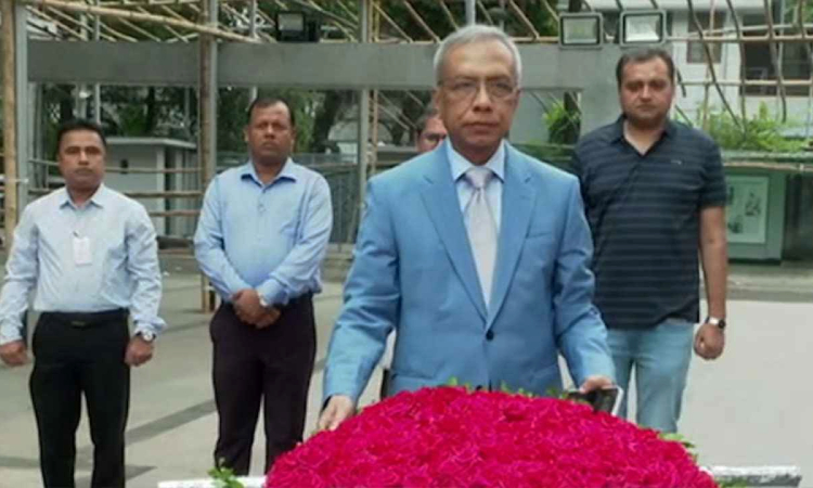 বঙ্গবন্ধুর প্রতিকৃতিতে প্রধানমন্ত্রীর নবনিযুক্ত প্রেস সচিবের শ্রদ্ধা