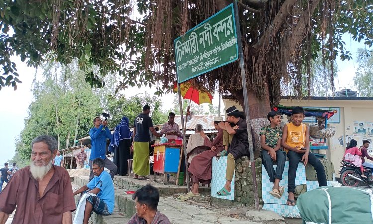 ‘ঈদযাত্রায় চিলমারী নৌ বন্দরে বাড়তি ভাড়া নিলেই তাৎক্ষণিক ব্যবস্থা’