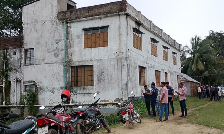 নেত্রকোণায় জঙ্গি আস্তানা সন্দেহে বাড়ি ঘিরে রেখেছে পুলিশ
