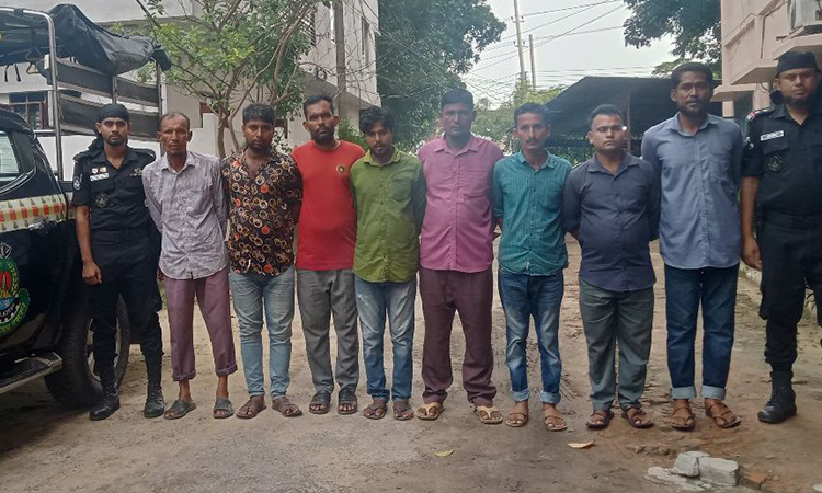 ফেনীতে গণপরিবহণে চাঁদাবাজিকালে আটক ৮