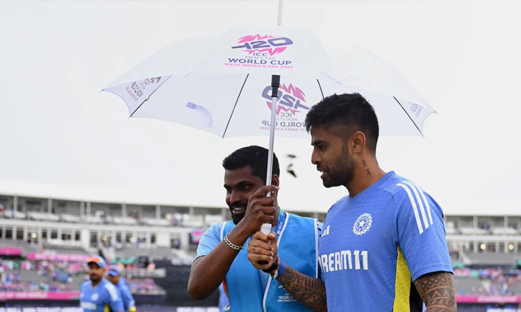 ভারত-পাকিস্তান ম্যাচে বৃষ্টির হানা, টস বিলম্ব