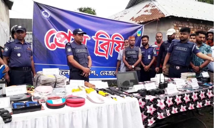 নেত্রকোনার ‘জঙ্গি আস্তানা’ থেকে ৮০ ধরনের মালামাল উদ্ধার