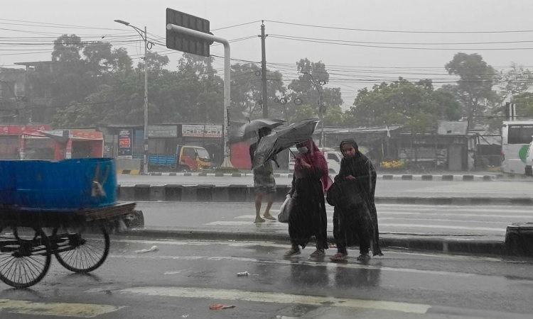 সাতসকালে বৃষ্টি, সামান্য স্বস্তিতে রাজধানী