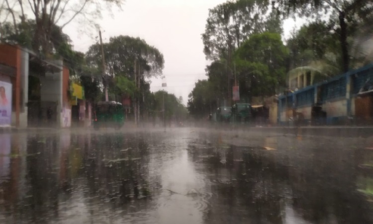 বৃষ্টিস্নাত সকালে ঢাকার বায়ুমানে স্বস্তি