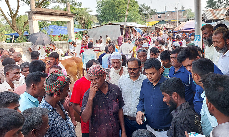 নওগাঁতে কোরবানির হাটে বেশি খাজনা আদায়ের অভিযোগে জরিমানা