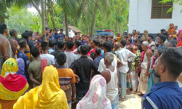 নওগাঁয় নিজ বাড়ির সামনে খুন হলেন মাতব্বর নাজিম