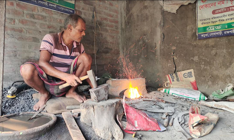 গোদাগাড়ীতে ঈদ উপলক্ষ্যে ব্যস্ত সময় পার করছে কামারপট্টির কারিগররা