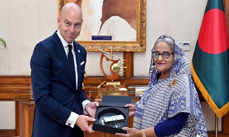 প্রধানমন্ত্রী শেখ হাসিনার জিসিএ লোকাল অ্যাডাপটেশন চ্যাম্পিয়ন্স অ্যাওয়ার্ড গ্রহণ