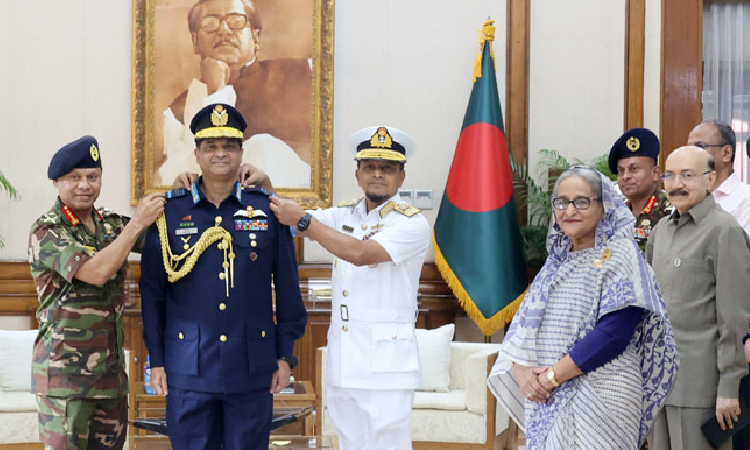 নতুন বিমান বাহিনী প্রধানকে পরানো হলো র‌্যাংক ব্যাজ