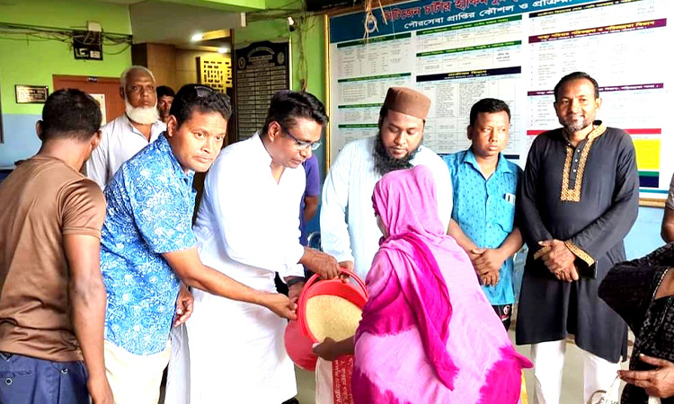 হাকিমপুরে প্রধানমন্ত্রীর ঈদ উপহার পেয়ে খুশি ৩ হাজার পরিবার