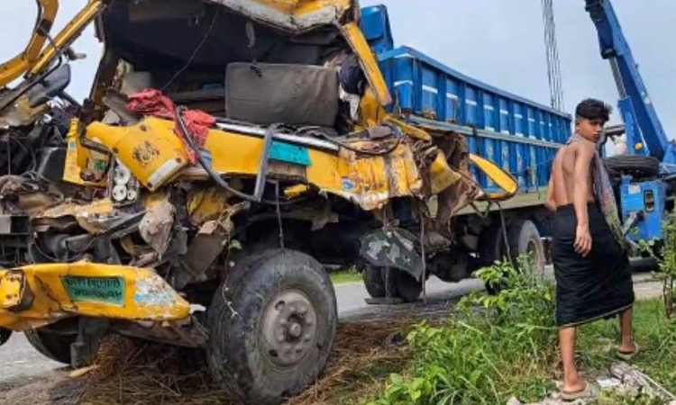কুমিল্লায় ট্রাক-কাভার্ড ভ্যান সংঘর্ষে ২ জন নিহত