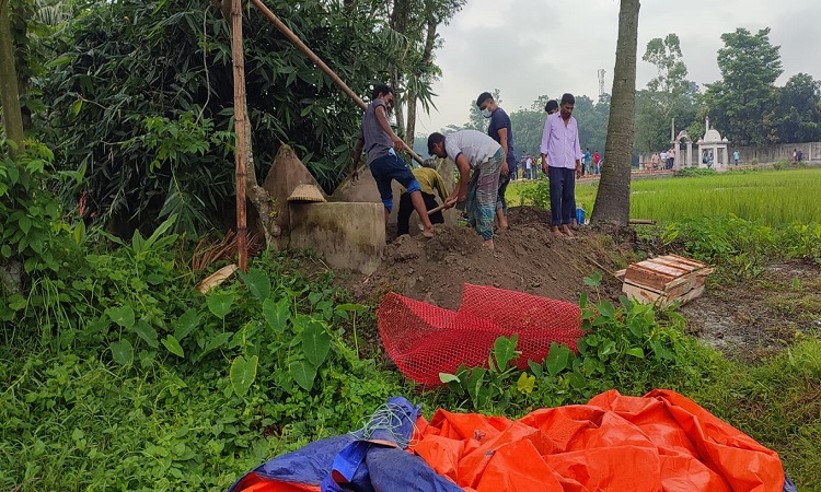 ময়নাতদন্তের জন্য ফেনীর গফুর ভুঞার লাশ উত্তোলন