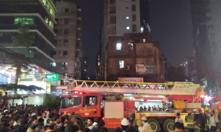 পল্টনে বহুতল ভবনে আগুন নিয়ন্ত্রণে, নারী আহত