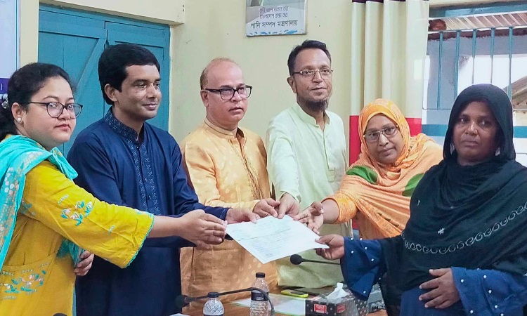 গুরুদাসপুরে নারী শ্রমিকদের চেক ও সনদ বিতরণ