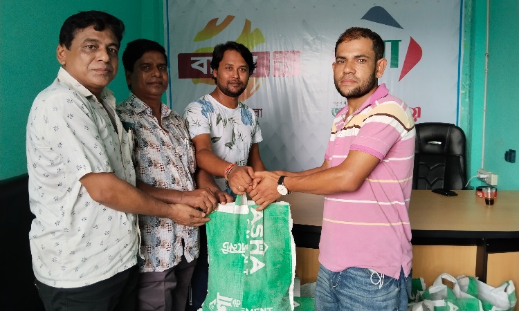 কালিহাতীতে সাংবাদিকদের মাঝে ঈদ উপহার বিতরণ