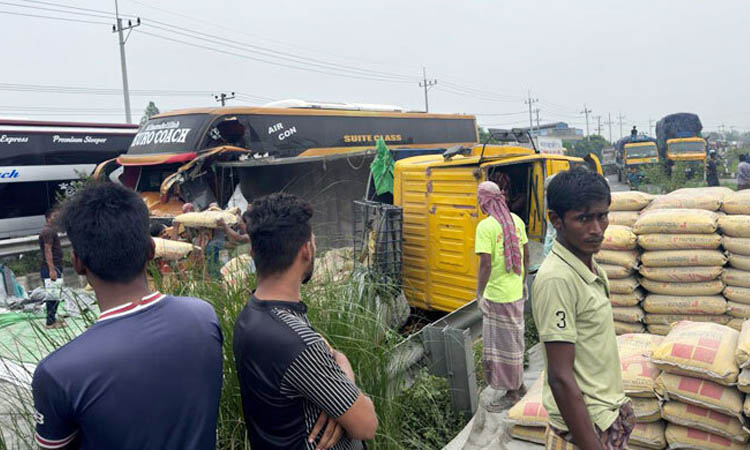 ট্রাক উল্টে টাঙ্গাইলে মহাসড়‌কে ১৫ কিলোমিটার যানজট